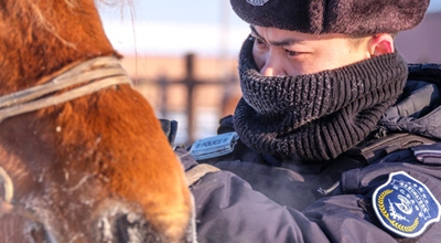 Kikosi cha polisi wapanda farasi cha "Gyrfalcon" chalinda mbuga katika mpaka wa kaskazini wa China